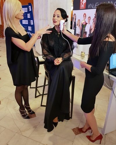 Andreea Marin testeaza diagnosticul facial cu Derma Vizualizer Babor!